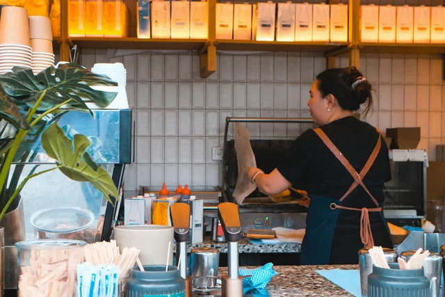 カフェのカウンターで働くスタッフ